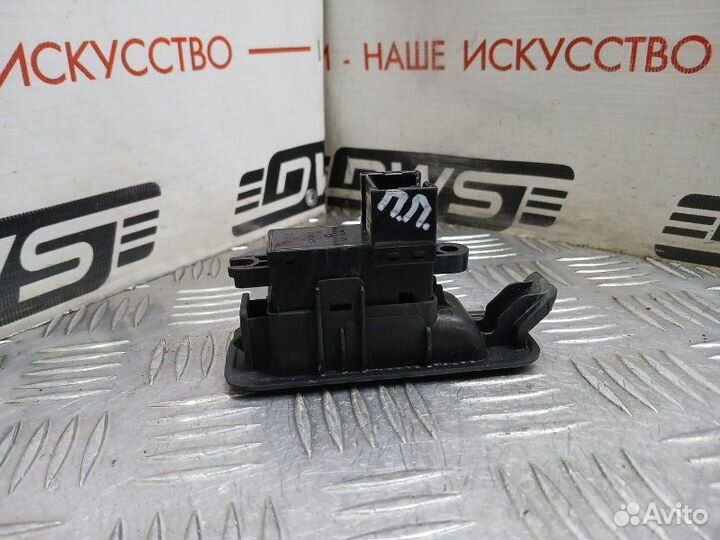 Кнопка стеклоподъемника передняя правая Nissan