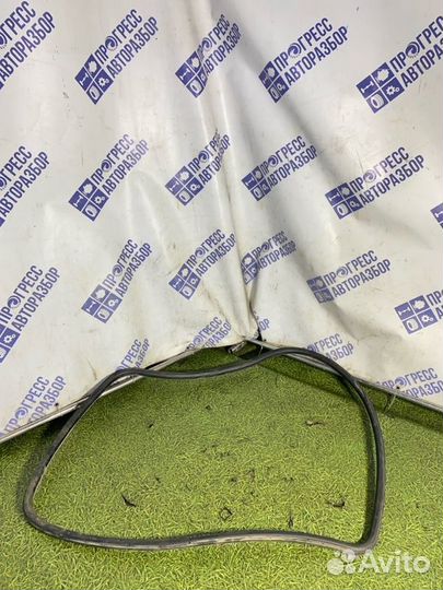 Уплотнительная резинка боковой двери передняя