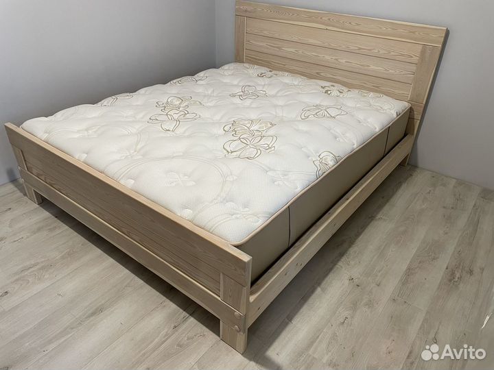 Кровать из массива лиственницы