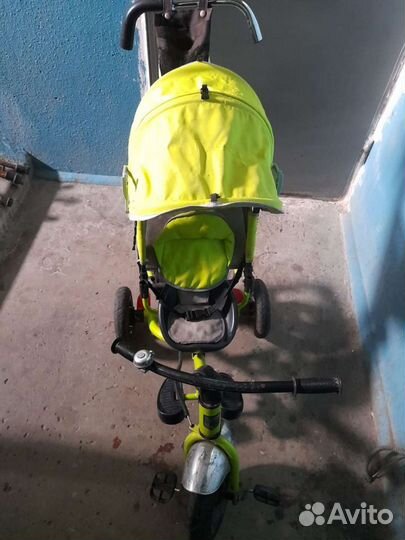 Трехколесный велосипед-коляска с ручкой