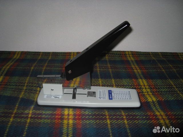 Степлер настольный