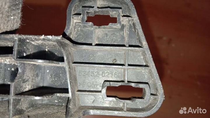 Крепление стойки капота Toyota Corolla E180 седан