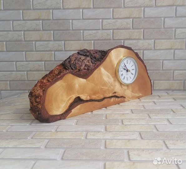 Настольные часы из дерева