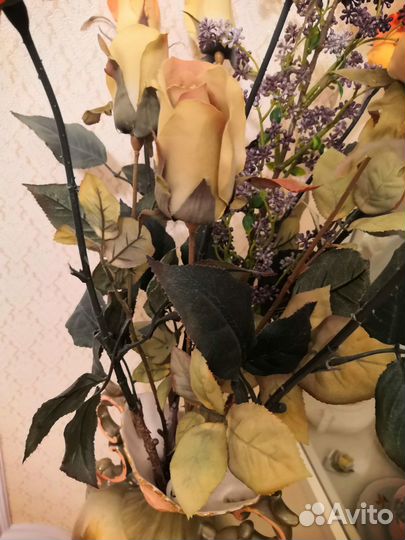 Антикварная ваза с цветами