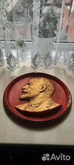 Барельеф Ленин