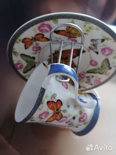 Чайная кружка с блюдцем на подставке