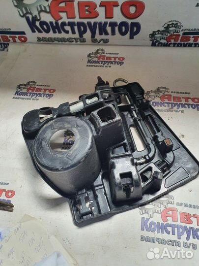 Домкрат +Инструмент для замены запаски Toyota