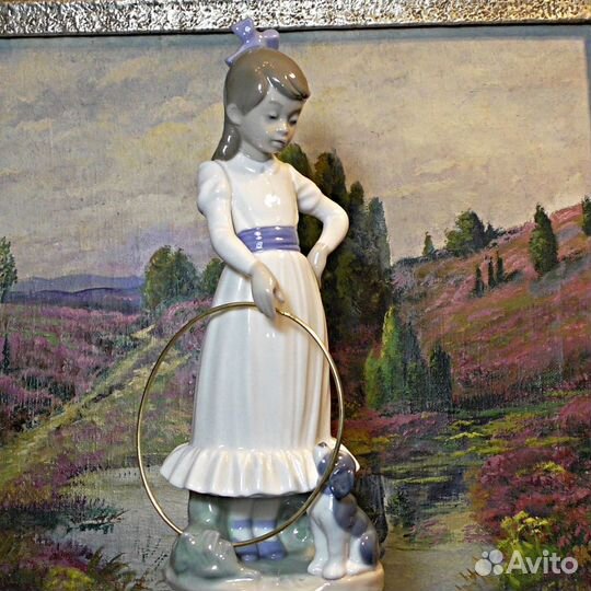 Nao By Lladro.Статуэтка.Девочка с обручем.Фарфор