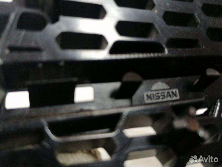 Решетка радиатора передняя правая Almera N16