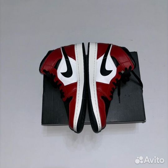 Air Jordan 1 Mid Chicago Black Toe