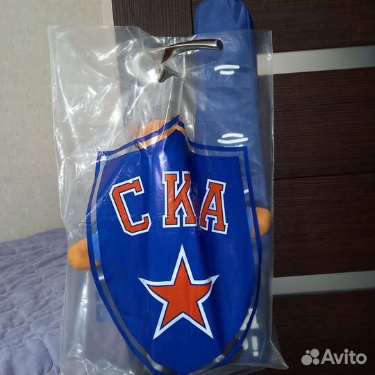 Конь огонь, рука болельщика хоккей ска