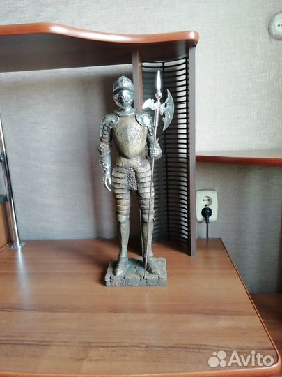 Средневековый рыцарь в шлеме Скульптура из камня