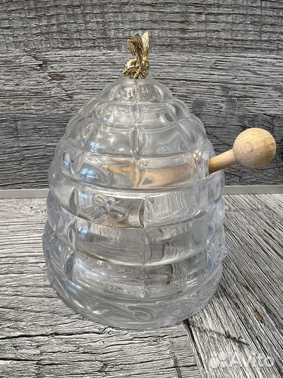 Банка новая для хранения мёда с ложкой