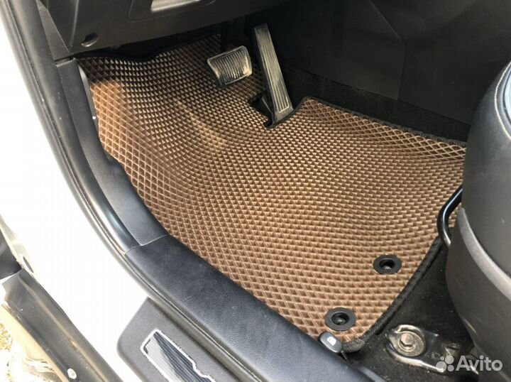 Eva Ковркии в автомобиль