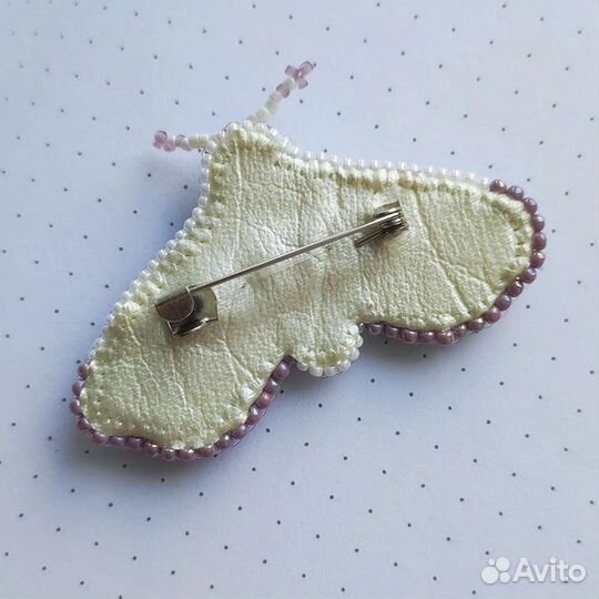 Мотыльки из бисера на булавке