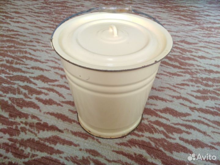 Эмалированное ведро с крышкой