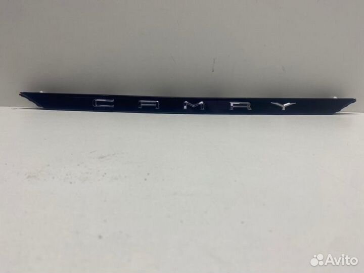 Молдинг багажника задний Toyota Camry V70/V75