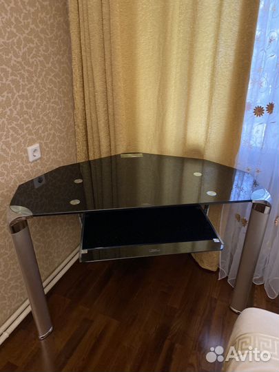 Компьютерный стол стеклянный