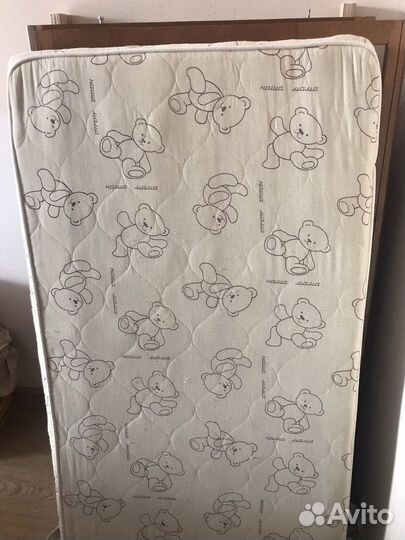 Детская кроватка с маятником