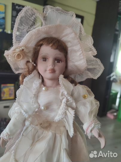 Кукла фарфоровая