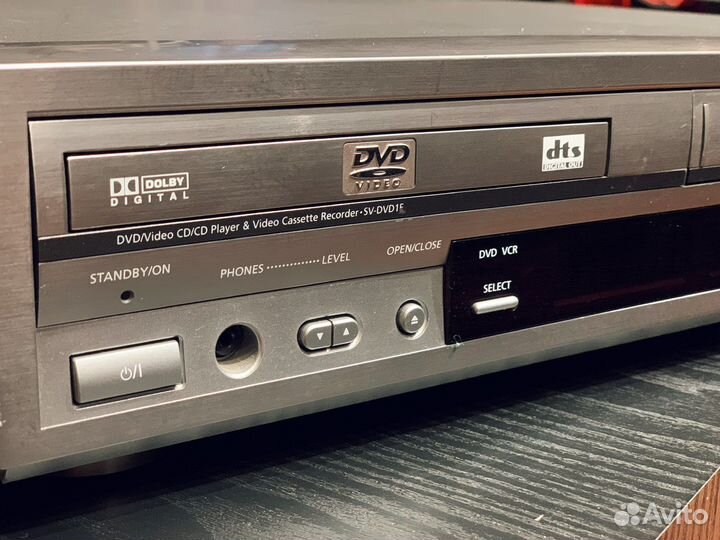 Проигрыватель CD и VHS в одном