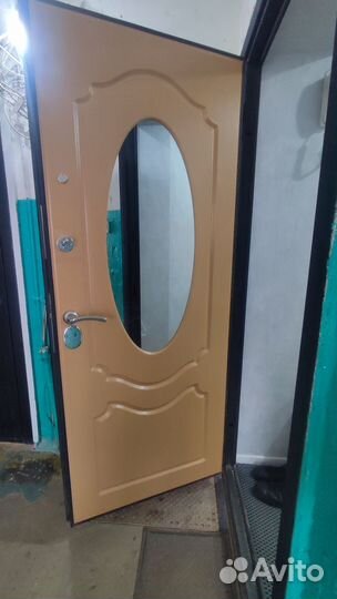 Дверь входная металлическая с зеркалом