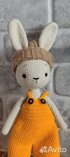 Вязанная игрушка - заяц (амигуруми)