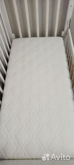 Детская кроватка с маятником