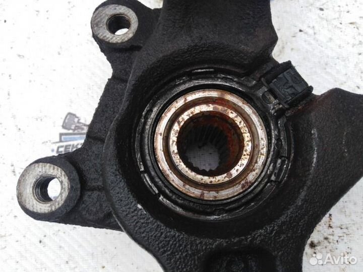 Кулак передний правый Renault Sandero 1 Logan 1