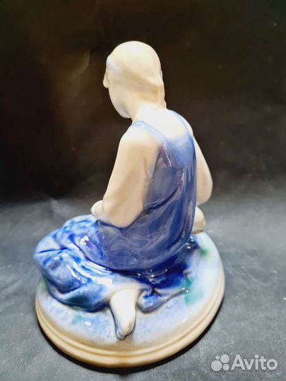 Фарфоровая статуэтка- аленушка С козленком. гжель