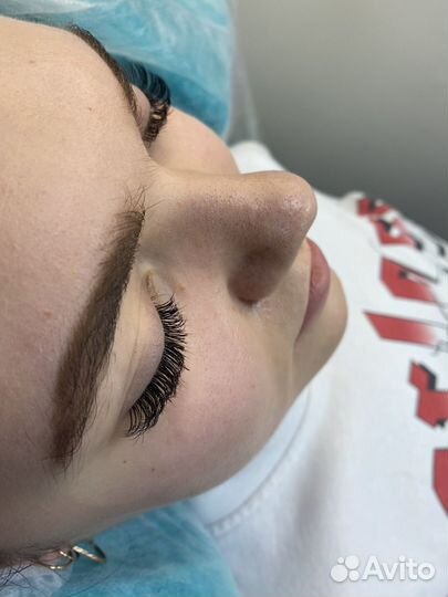 Наращивание ресниц и оформление бровей