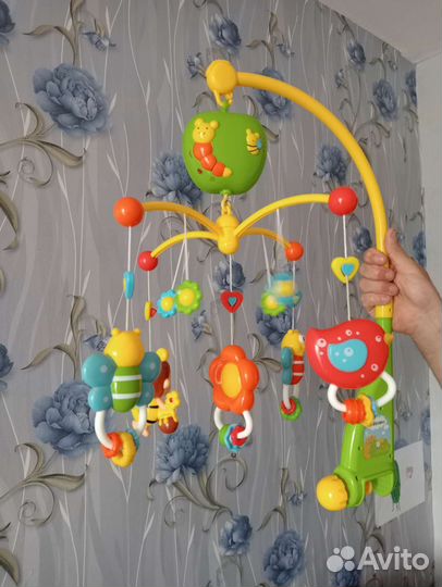 Мобиль на кроватку жирафики