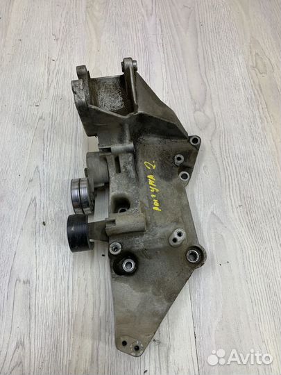 Кронштейн площадка крепление генератора Renault la