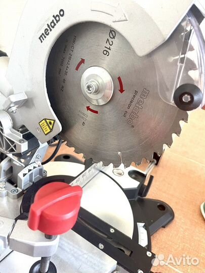 Пила торцовочная Metabo KS 216M