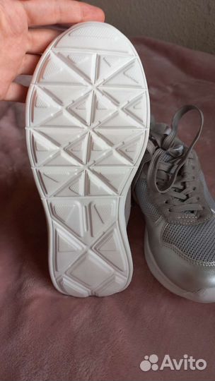 Серые кроссовки новые