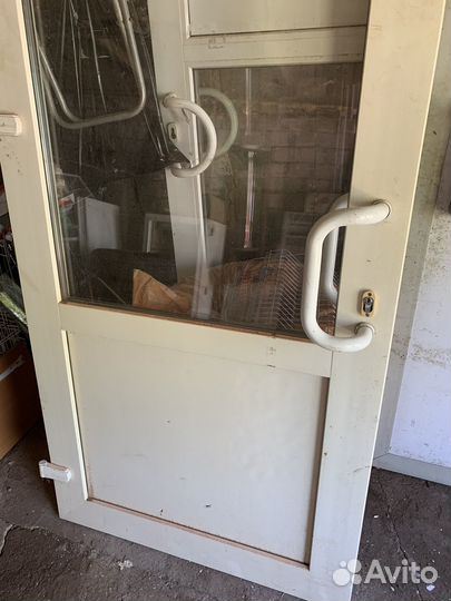 Дверь пластиковая входная со стеклом