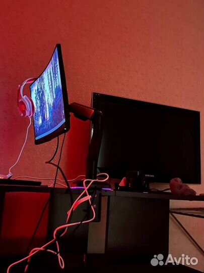 Мощный игровой компьютер с монитором