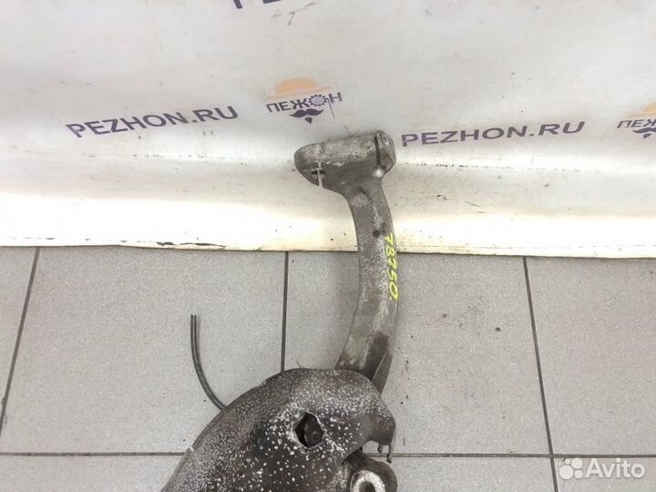 Кулак поворотный передний левый Audi A4 седан 2.0