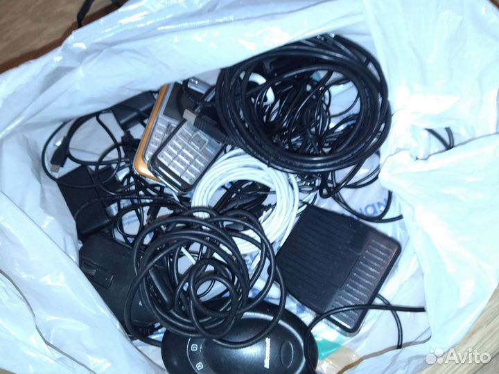 Телефон провода все вместе