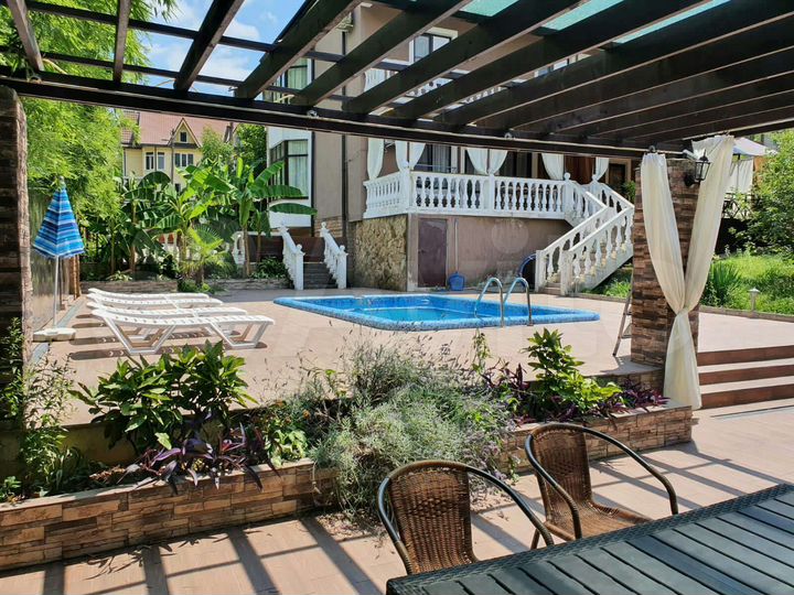 Дом 608 м² на участке 9 сот.