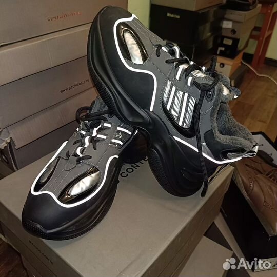 Кроссовки женские