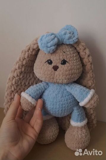 Зайка вязаная игрушка, символ 2023 года, амигуруми