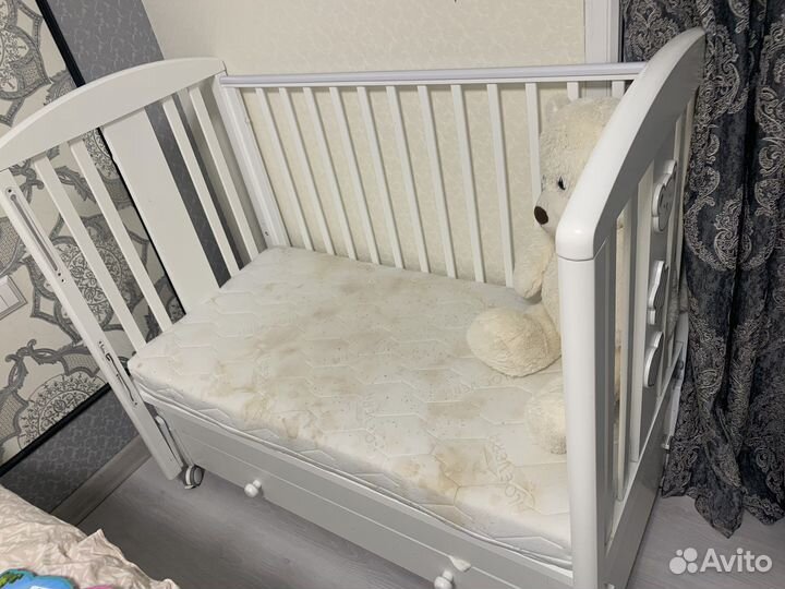 Детская кроватка с маятником
