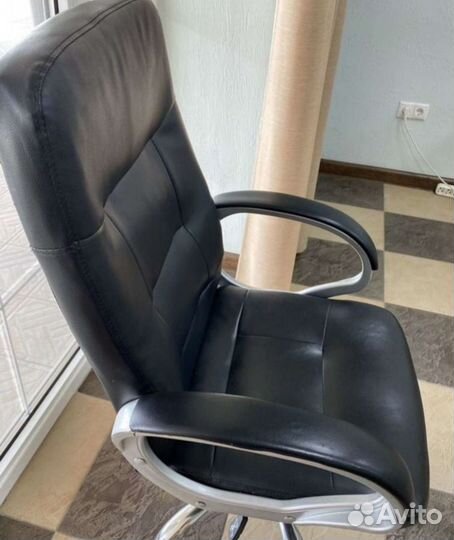 Кожаное офисное кресло