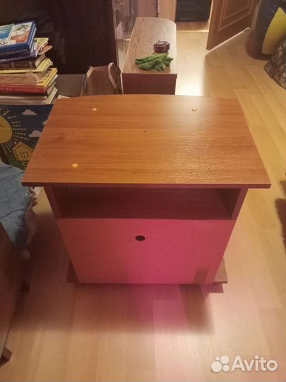 Тумба под телевизор (с тремя полками) на колесиках