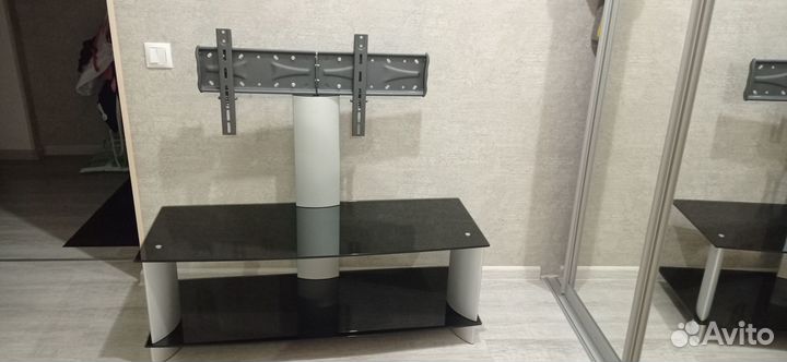 Стеклянная тумба под тв с кронштейном