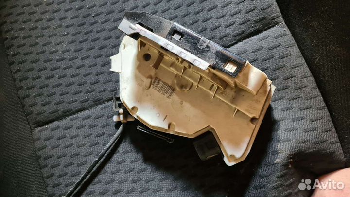 Замок двери задний правый skoda fabia 2