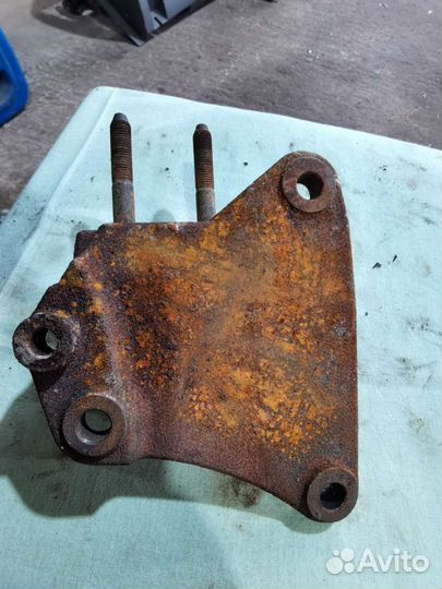 Кронштейн опоры двигателя outlander 3 2.0