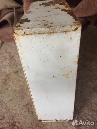 Металлическая аптечка-шкаф времён СССР