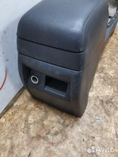 Подлокотник Hyundai Santa-Fe 2 SUV 2.2 дизель D4HB